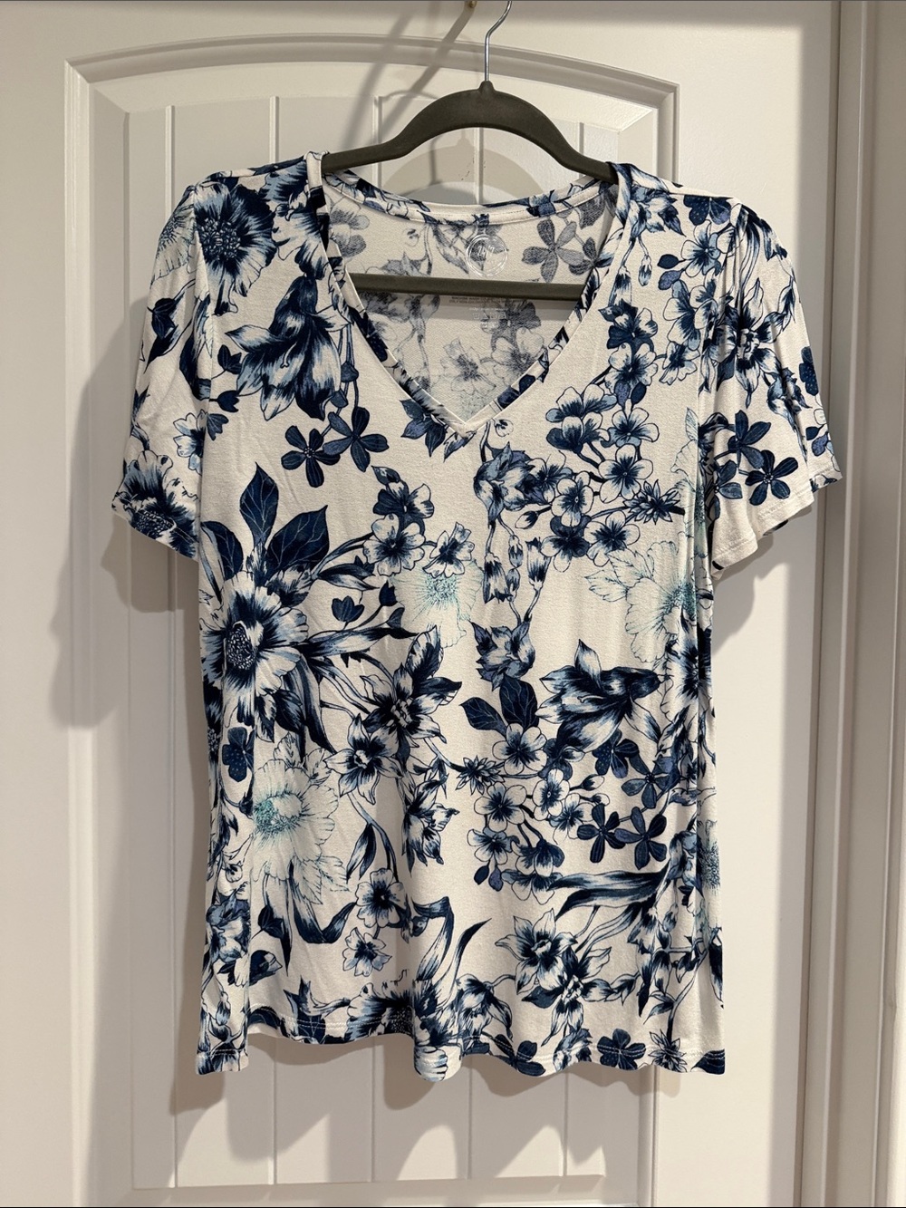 Maurices White V-Neck Short Sleeve Top with Blue Floral Print